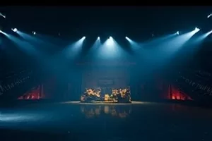 悬疑剧集《折线之上》封面，雨夜十字路口亮起的车流灯轨