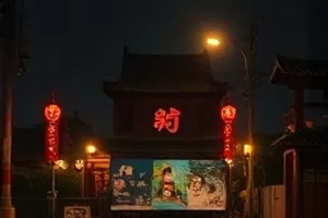 剧集《午夜航线》封面，夜间海面与航线灯