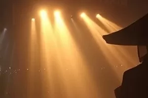 电影《风眼之外》封面，风暴后恢复平静的海面