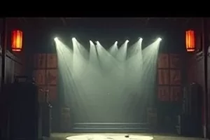 剧情电影《银盐年代》封面，暗房里冲洗胶片的双手